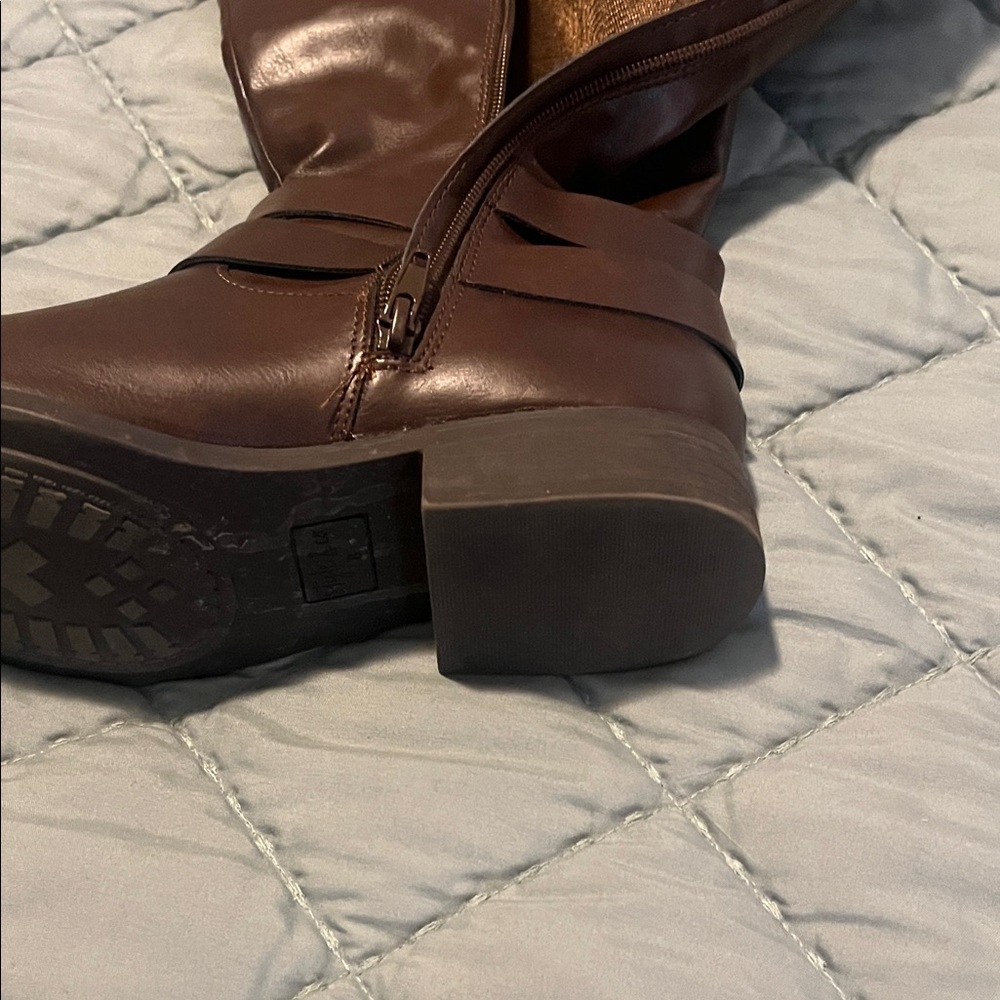 Elegant Brown Heeled Boots - Picture 10 of 11